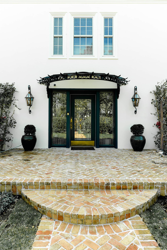 Источник вдохновения для домашнего уюта: большая входная дверь в классическом стиле с белыми стенами, кирпичным полом, одностворчатой входной дверью, стеклянной входной дверью и коричневым полом