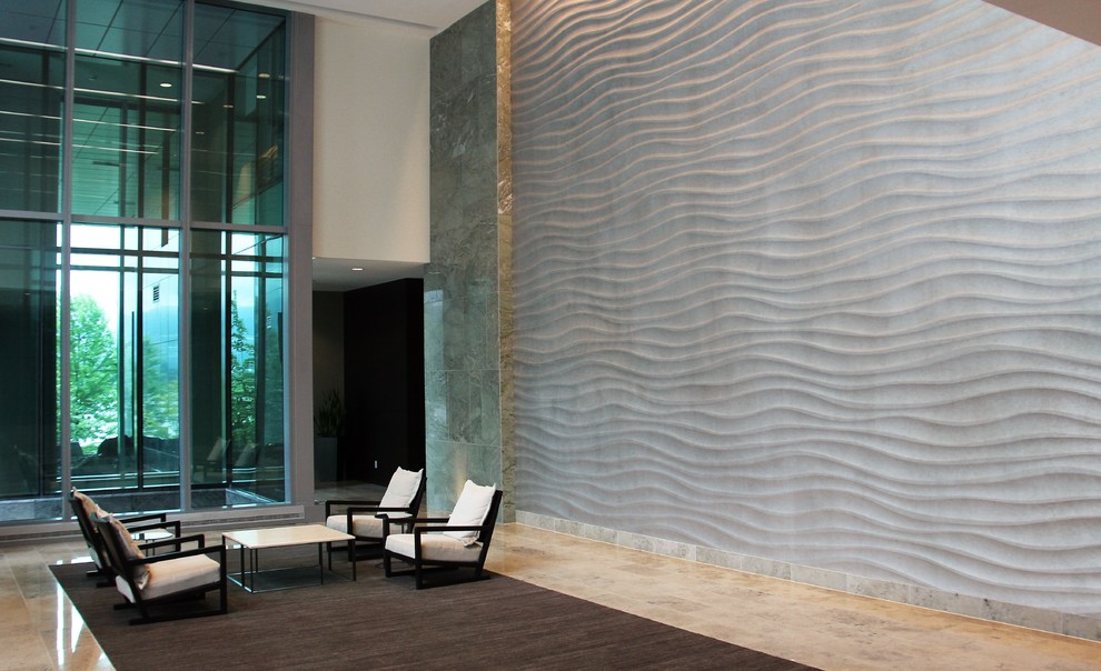 Foto de distribuidor minimalista extra grande con paredes metalizadas y suelo de mármol