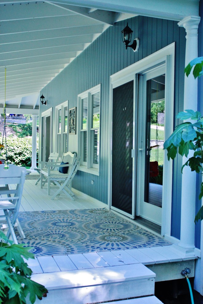 Пример оригинального дизайна: большая входная дверь в морском стиле с синими стенами, деревянным полом, одностворчатой входной дверью и белой входной дверью