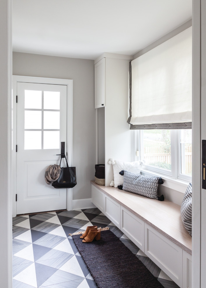 Источник вдохновения для домашнего уюта: тамбур в стиле неоклассика (современная классика) с одностворчатой входной дверью, белой входной дверью, бежевыми стенами, полом из керамогранита и серым полом