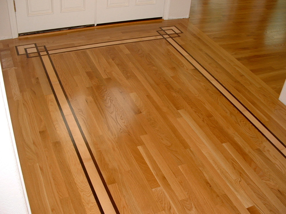 Exemple d'une entrée craftsman avec un sol en bois brun.