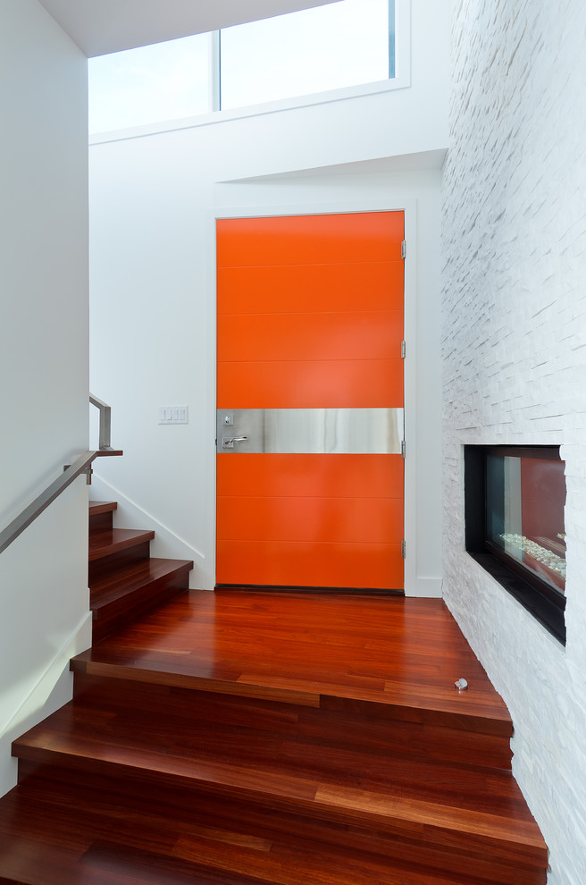 Réalisation d'une entrée design avec une porte orange.