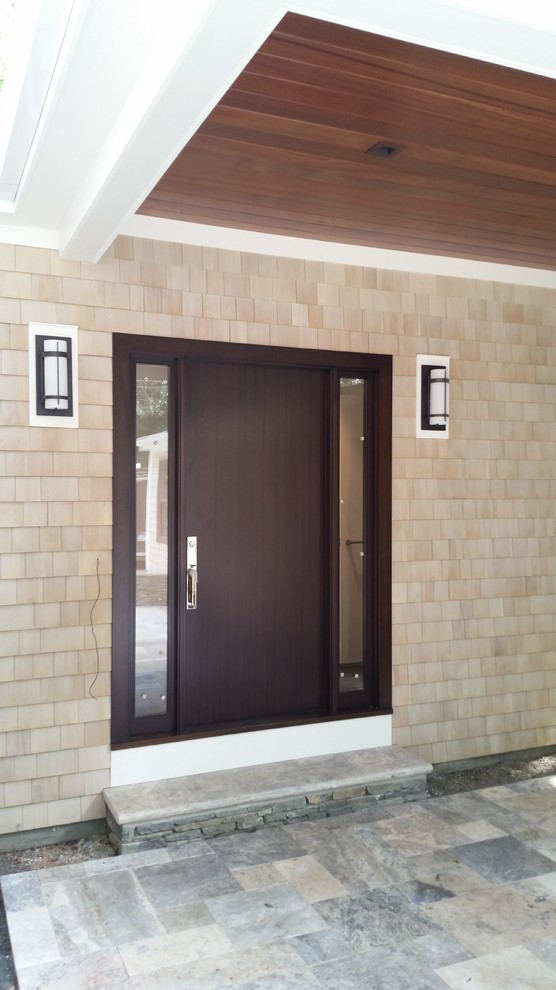 Réalisation d'une porte d'entrée craftsman de taille moyenne avec un mur beige, sol en béton ciré, une porte simple et une porte en bois foncé.