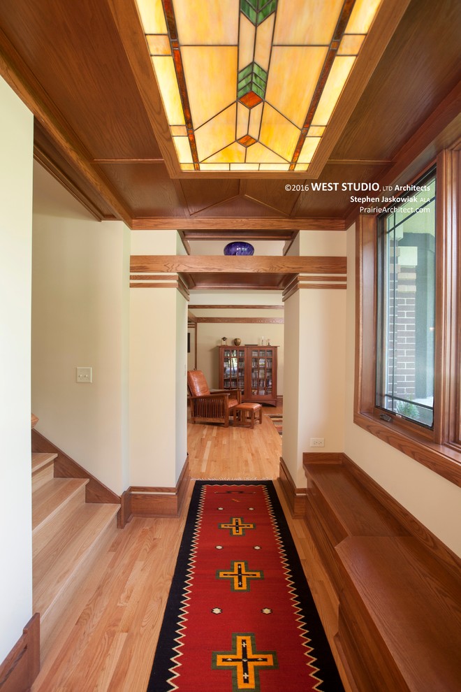 Mittelgroßes Asiatisches Foyer mit beiger Wandfarbe und hellem Holzboden in Chicago