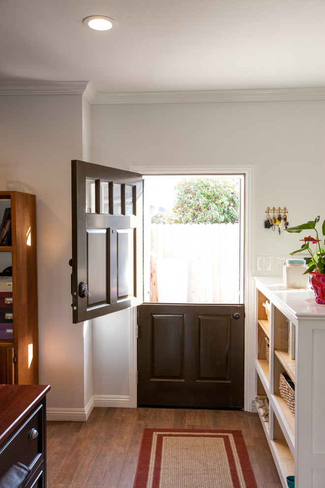 Idéer för en liten modern entré, med grå väggar, mörkt trägolv, en tvådelad stalldörr och en brun dörr