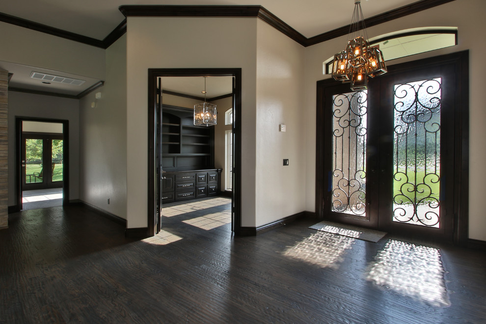 Mittelgroße Klassische Haustür mit beiger Wandfarbe, dunklem Holzboden, Doppeltür, dunkler Holzhaustür und braunem Boden in Oklahoma City