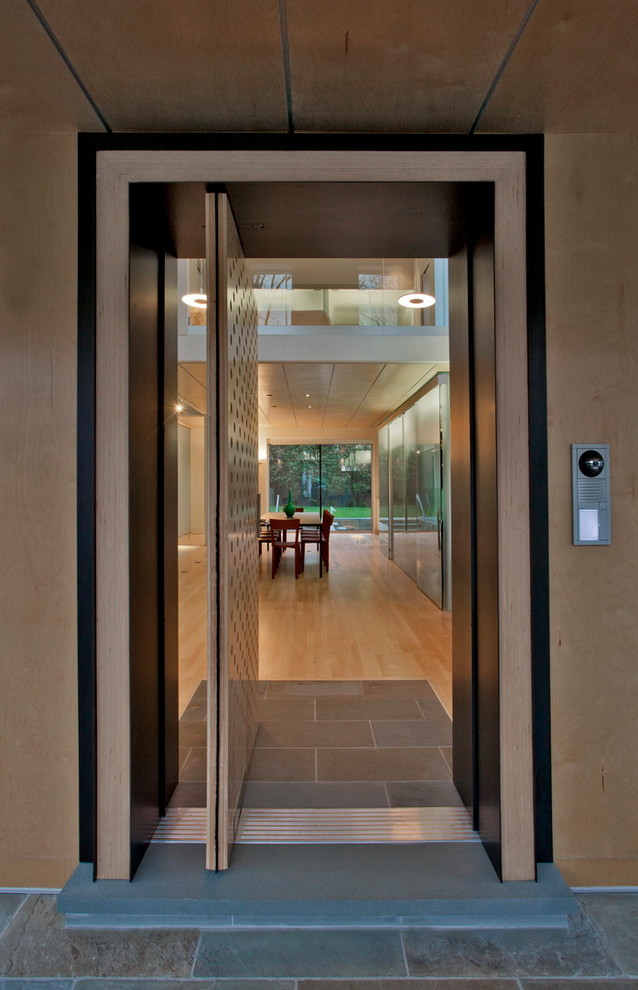 Mittelgroße Eklektische Haustür mit Einzeltür und heller Holzhaustür in Washington, D.C.