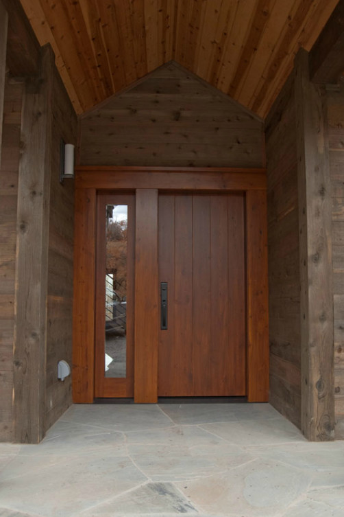 Esempio di una grande porta d'ingresso stile rurale con pareti bianche, parquet chiaro, una porta singola e una porta in legno bruno