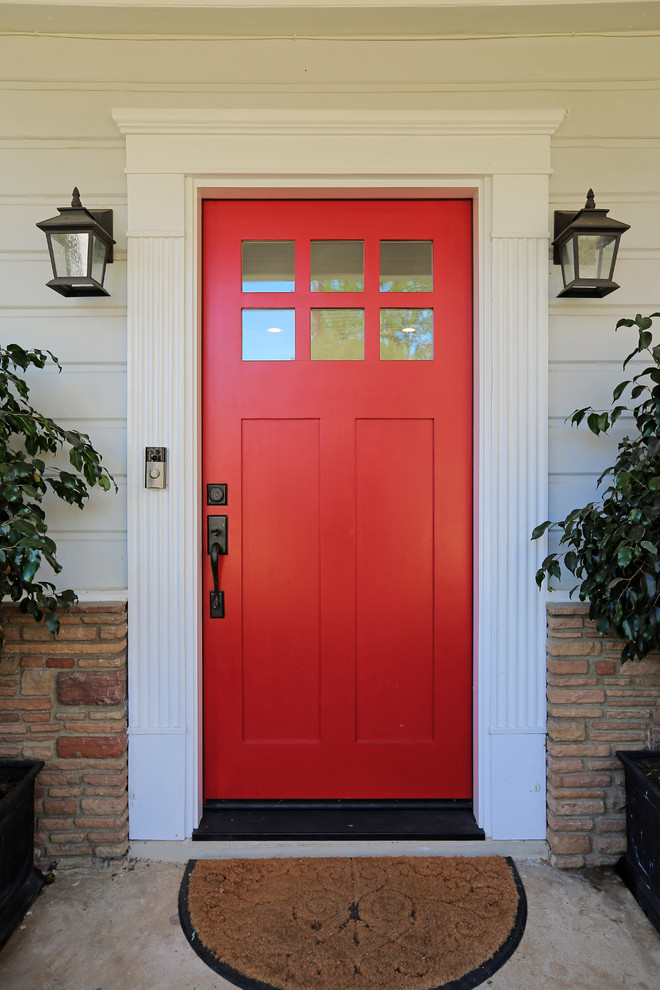 ロサンゼルスにあるトラディショナルスタイルのおしゃれな玄関ドア (赤いドア) の写真