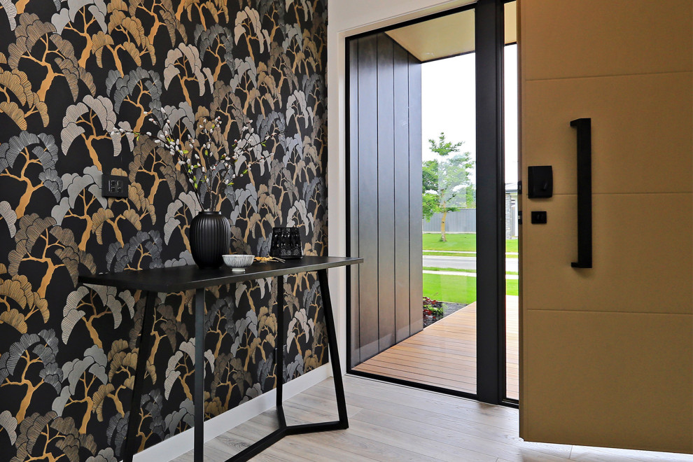 Diseño de distribuidor moderno de tamaño medio con paredes multicolor, suelo de madera clara, puerta doble, puerta marrón, suelo gris, bandeja y papel pintado