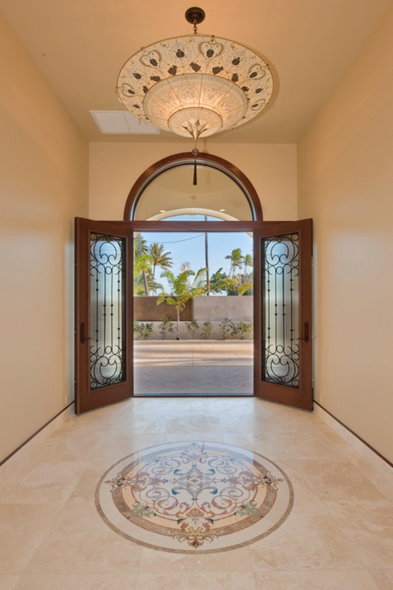 Ejemplo de puerta principal moderna de tamaño medio con paredes beige, suelo de travertino, puerta doble y puerta de madera oscura