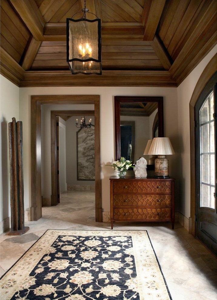 Mittelgroßes Klassisches Foyer mit weißer Wandfarbe, Travertin, Doppeltür und hellbrauner Holzhaustür in Atlanta