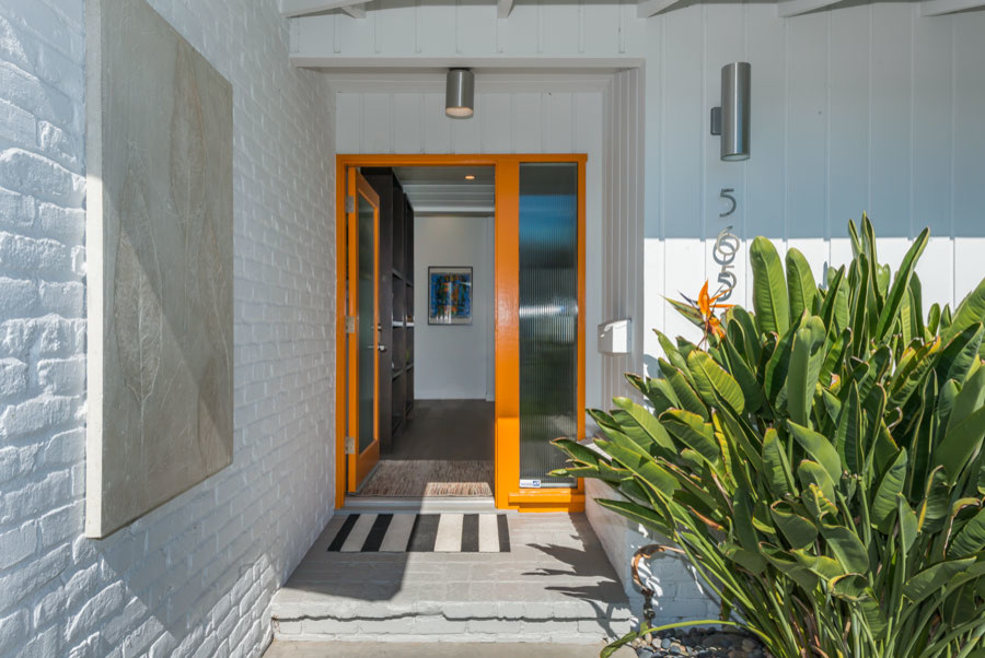 Idéer för att renovera en 60 tals entré, med en orange dörr