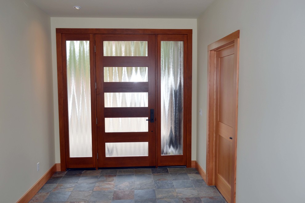 Modelo de puerta principal tradicional de tamaño medio con paredes grises, puerta simple y puerta de madera en tonos medios