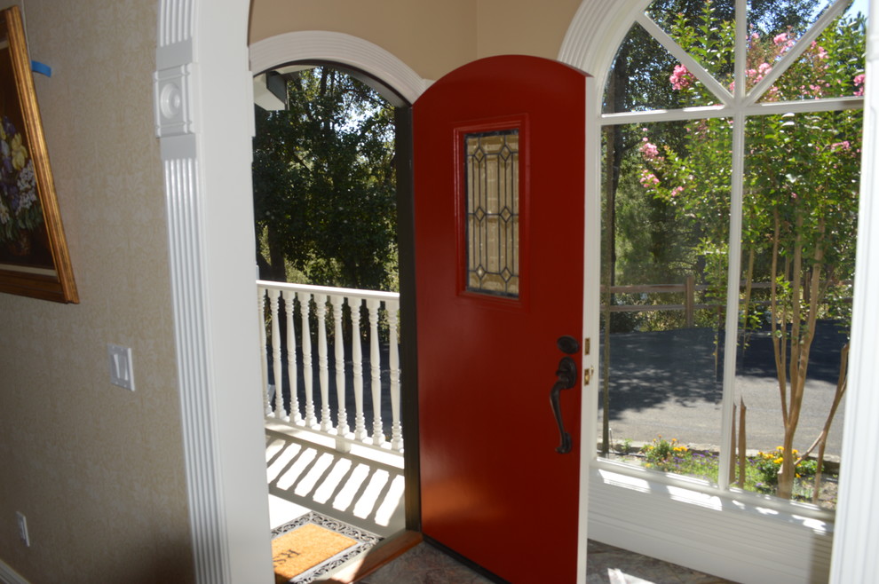 Example of a cottage entryway design in San Francisco