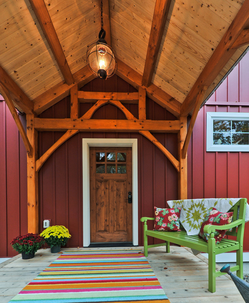 Country Haustür mit roter Wandfarbe, hellem Holzboden, Einzeltür und hellbrauner Holzhaustür in Boston