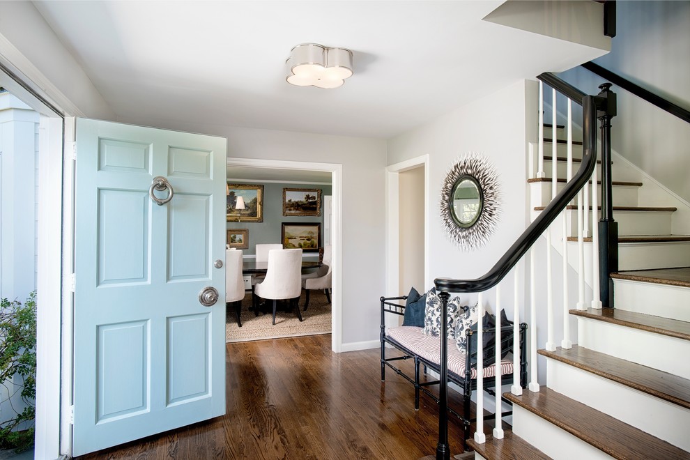 Источник вдохновения для домашнего уюта: маленькая узкая прихожая в стиле фьюжн с серыми стенами, темным паркетным полом, одностворчатой входной дверью и синей входной дверью для на участке и в саду