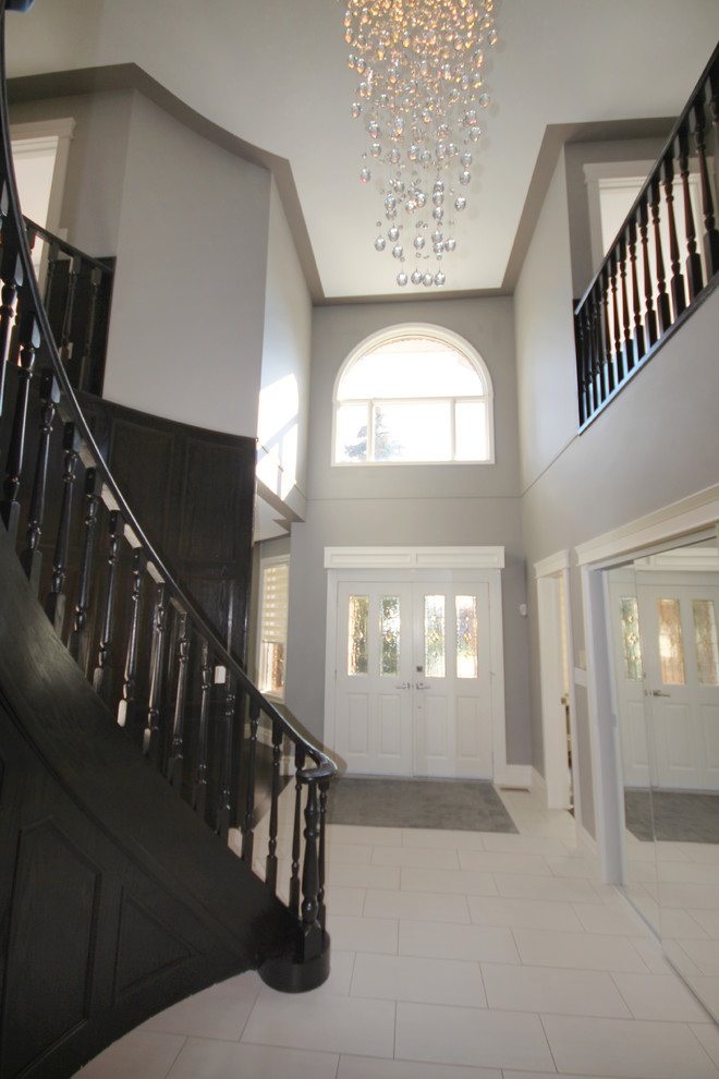 Пример оригинального дизайна: фойе среднего размера в классическом стиле с серыми стенами, полом из керамической плитки, двустворчатой входной дверью и белой входной дверью