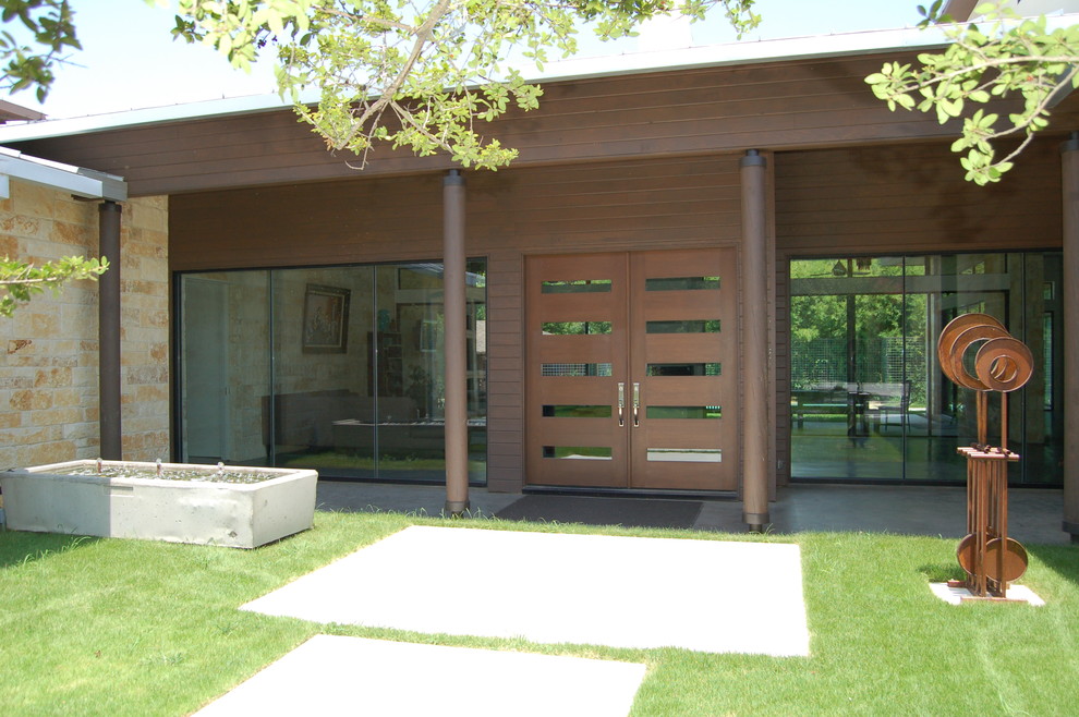 Inspiration pour une entrée design avec une porte double et une porte en bois foncé.