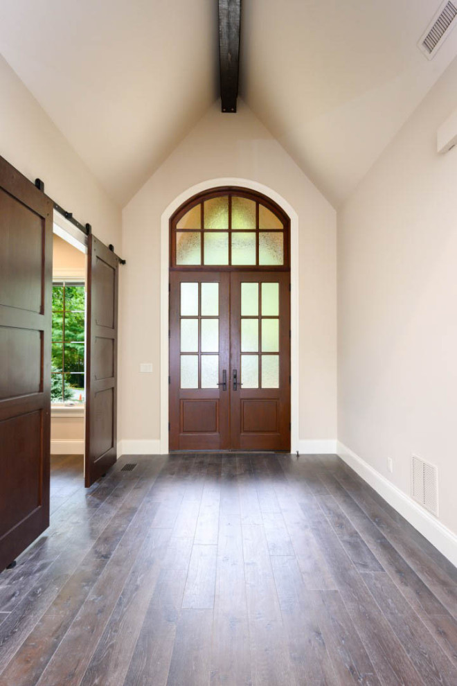 Источник вдохновения для домашнего уюта: входная дверь среднего размера в стиле неоклассика (современная классика) с белыми стенами, темным паркетным полом, двустворчатой входной дверью, коричневой входной дверью и коричневым полом