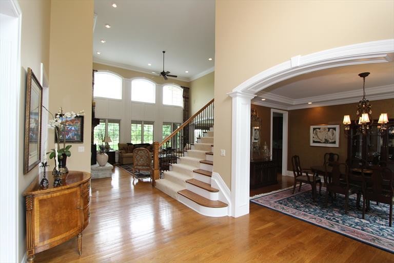 Mittelgroße Klassische Haustür mit beiger Wandfarbe, braunem Holzboden, Doppeltür und dunkler Holzhaustür in Cincinnati