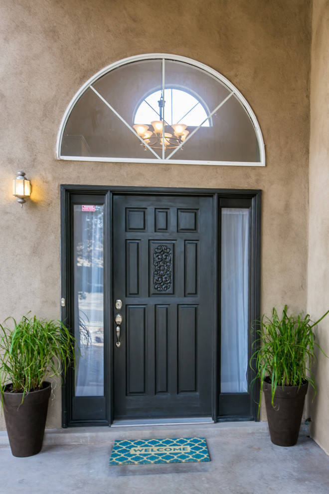Mittelgroße Klassische Haustür mit brauner Wandfarbe, Betonboden, Einzeltür und schwarzer Haustür in Albuquerque