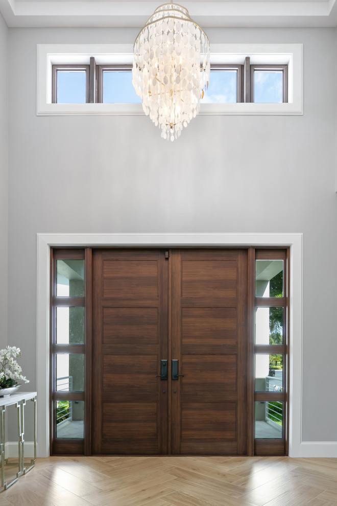 Foto di un ingresso stile marino di medie dimensioni con pareti grigie, pavimento in gres porcellanato, una porta a due ante, una porta in legno bruno, pavimento marrone e soffitto ribassato