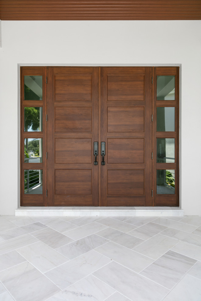 Стильный дизайн: фойе среднего размера в морском стиле с серыми стенами, полом из керамогранита, двустворчатой входной дверью, входной дверью из дерева среднего тона, коричневым полом и многоуровневым потолком - последний тренд