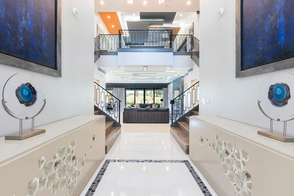 Geräumiges Modernes Foyer mit grauer Wandfarbe, Porzellan-Bodenfliesen, Doppeltür, Haustür aus Metall und weißem Boden in Orlando
