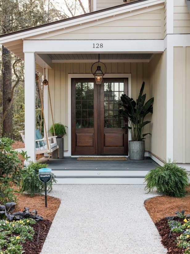 Example of a cottage entryway design in New Orleans