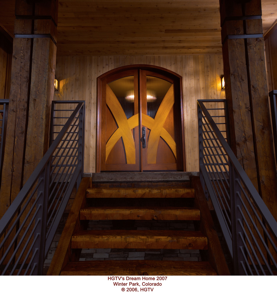 Großer Moderner Eingang mit Vestibül, brauner Wandfarbe, braunem Holzboden, Doppeltür, brauner Haustür und braunem Boden in Denver
