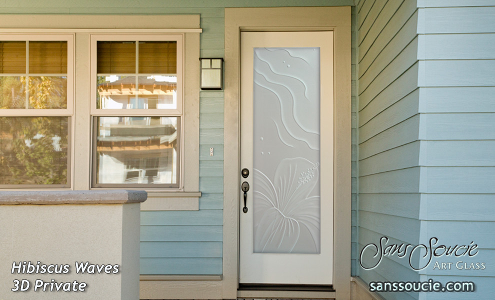他の地域にある高級な中くらいなビーチスタイルのおしゃれな玄関ドア (ベージュの壁、トラバーチンの床、ガラスドア) の写真