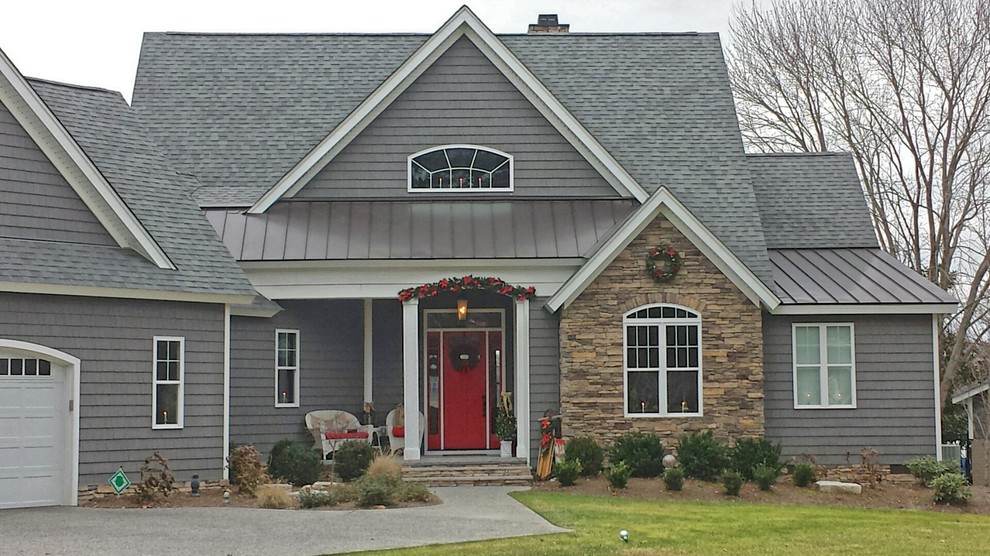Ispirazione per una porta d'ingresso stile americano di medie dimensioni con pareti grigie, parquet scuro, una porta singola e una porta rossa