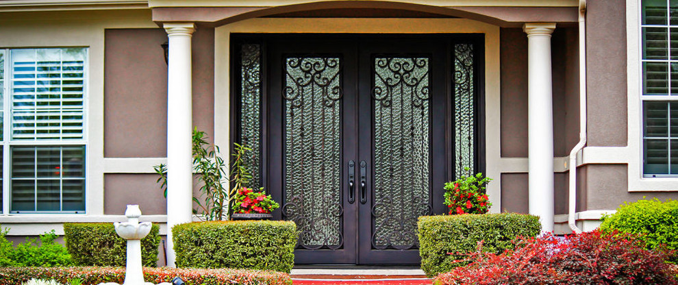 Foto di una porta d'ingresso classica con una porta a due ante e una porta in metallo