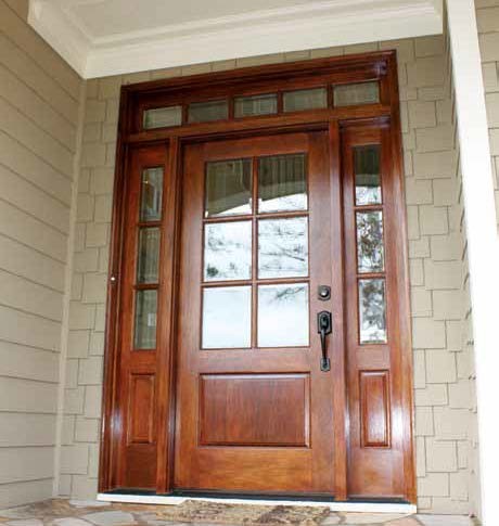 Foto di una porta d'ingresso classica di medie dimensioni con pareti bianche, pavimento in ardesia, una porta a due ante e una porta in legno chiaro