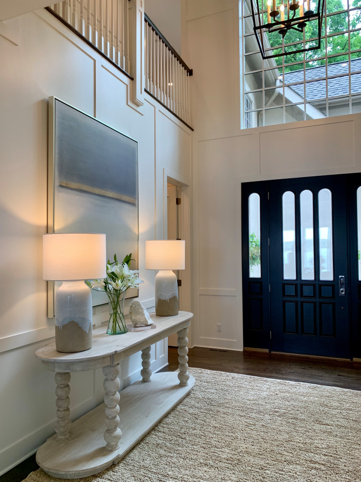 Idee per una grande porta d'ingresso tradizionale con pareti bianche, parquet scuro, una porta singola, una porta nera e pavimento marrone