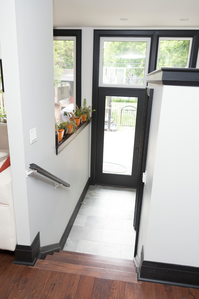 Idee per una porta d'ingresso contemporanea di medie dimensioni con pareti bianche, una porta singola, una porta in vetro e pavimento bianco