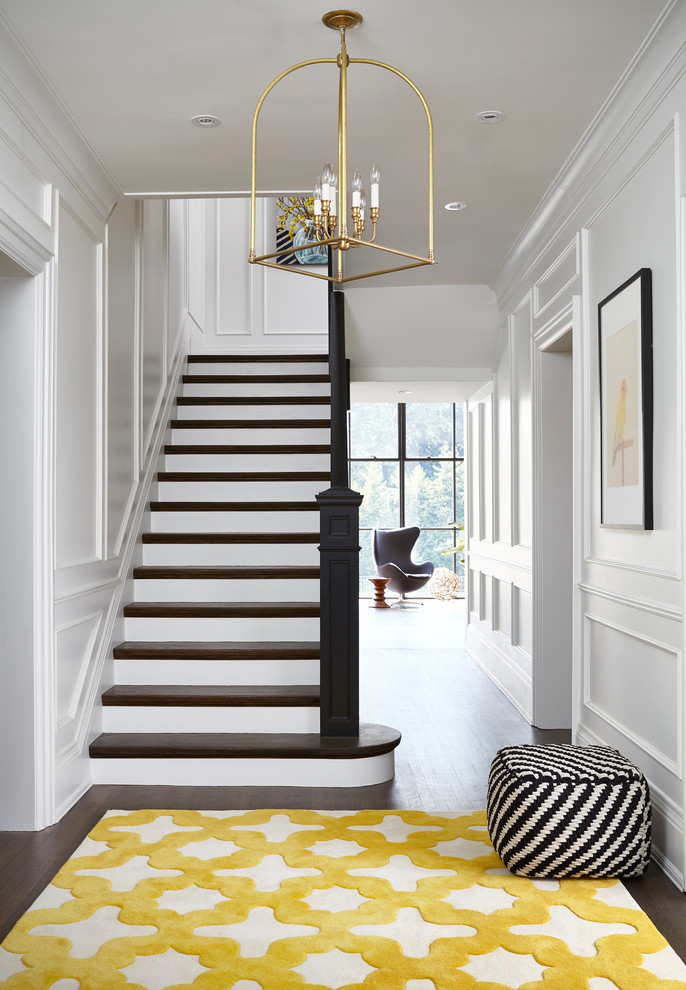 Idee per un ingresso o corridoio classico di medie dimensioni con pareti bianche, pavimento in legno massello medio, una porta singola e pavimento marrone