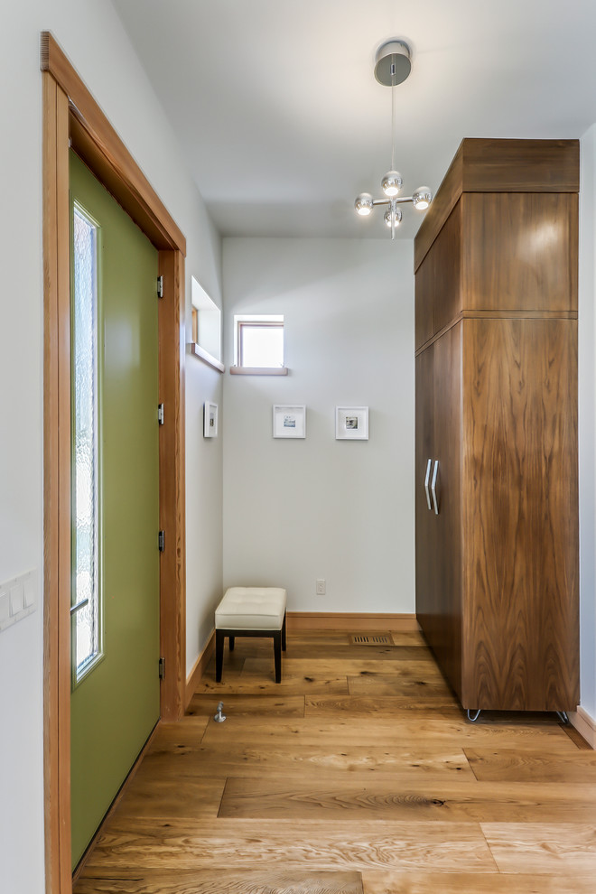 Mittelgroßes Retro Foyer mit weißer Wandfarbe, braunem Holzboden, Einzeltür, grüner Haustür und braunem Boden in Calgary