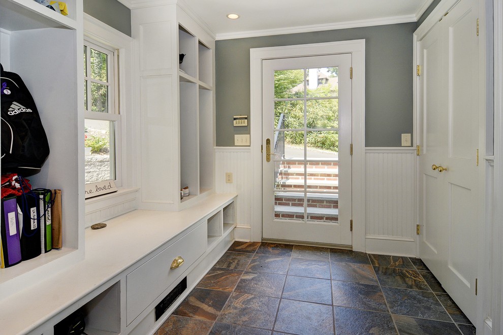 Пример оригинального дизайна: тамбур в классическом стиле с серыми стенами, одностворчатой входной дверью и стеклянной входной дверью