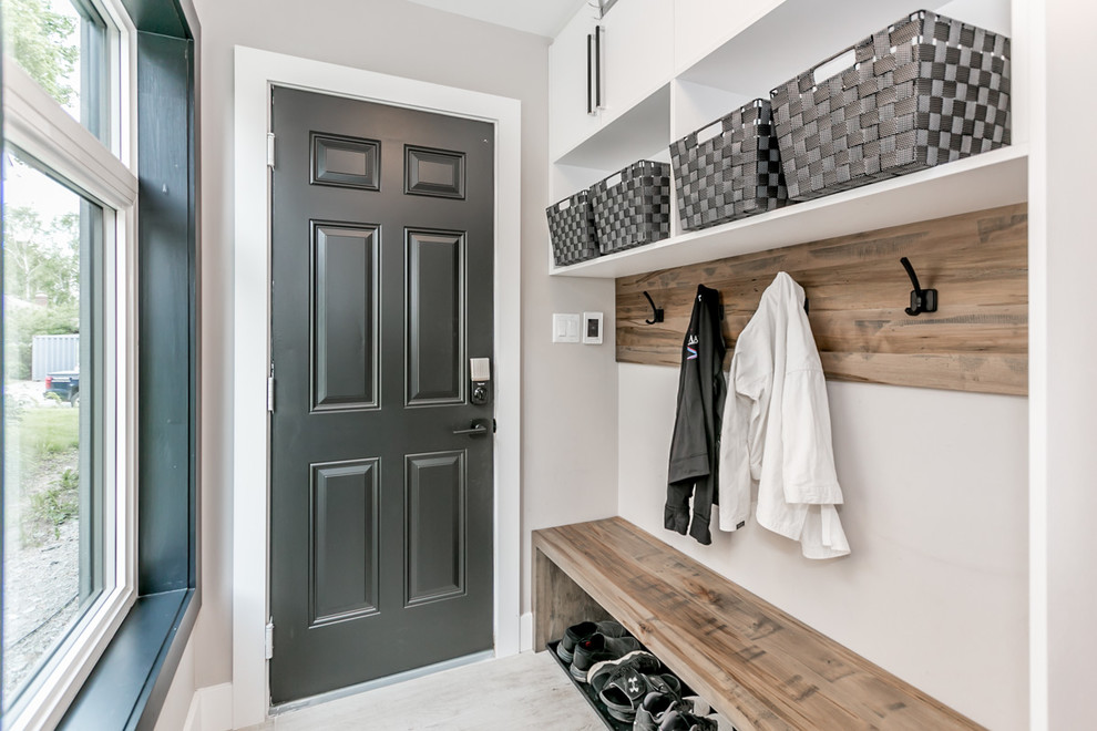 Источник вдохновения для домашнего уюта: тамбур среднего размера в стиле модернизм с белыми стенами, одностворчатой входной дверью, серой входной дверью и белым полом