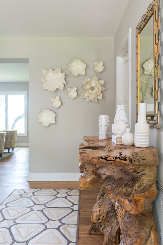 Foto de hall retro de tamaño medio con paredes beige, suelo de madera en tonos medios, puerta simple y puerta verde