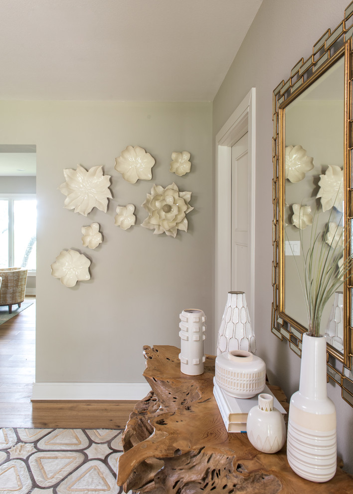 Idée de décoration pour une entrée vintage de taille moyenne avec un couloir, un mur beige, un sol en bois brun, une porte simple et une porte verte.