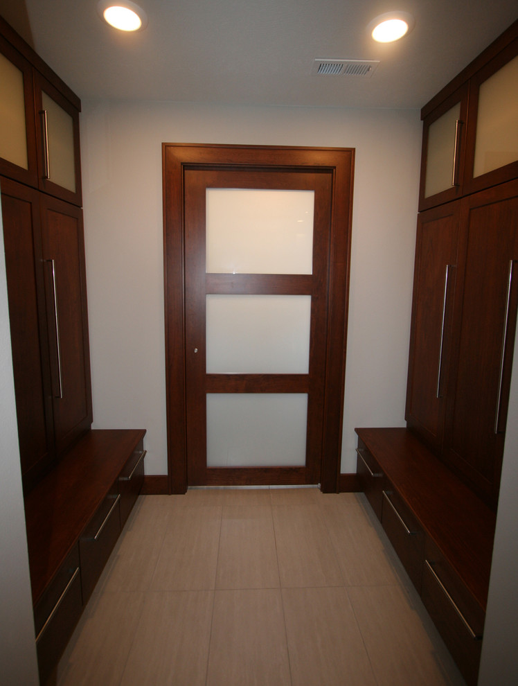 Immagine di un piccolo ingresso con anticamera contemporaneo con pareti grigie, pavimento in gres porcellanato, una porta singola e una porta in legno bruno