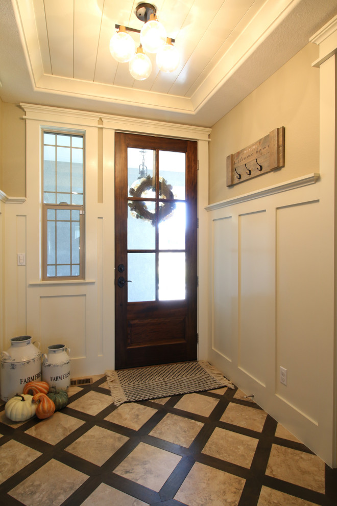 Imagen de distribuidor campestre de tamaño medio con paredes blancas, suelo de mármol, puerta simple, puerta de madera en tonos medios, suelo beige, machihembrado y panelado
