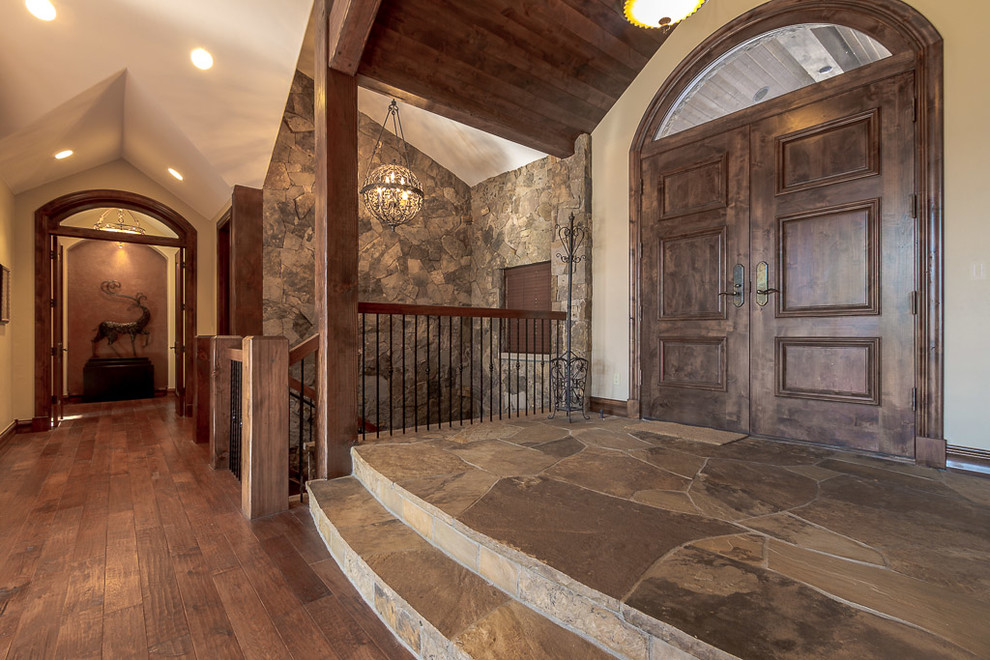 Große Urige Haustür mit beiger Wandfarbe, braunem Holzboden, Doppeltür und hellbrauner Holzhaustür in Denver