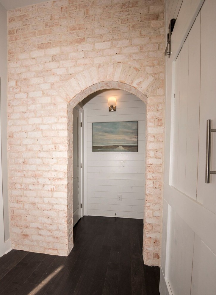 Diseño de distribuidor de estilo de casa de campo de tamaño medio con paredes beige, suelo de madera oscura, puerta simple, puerta blanca y suelo marrón