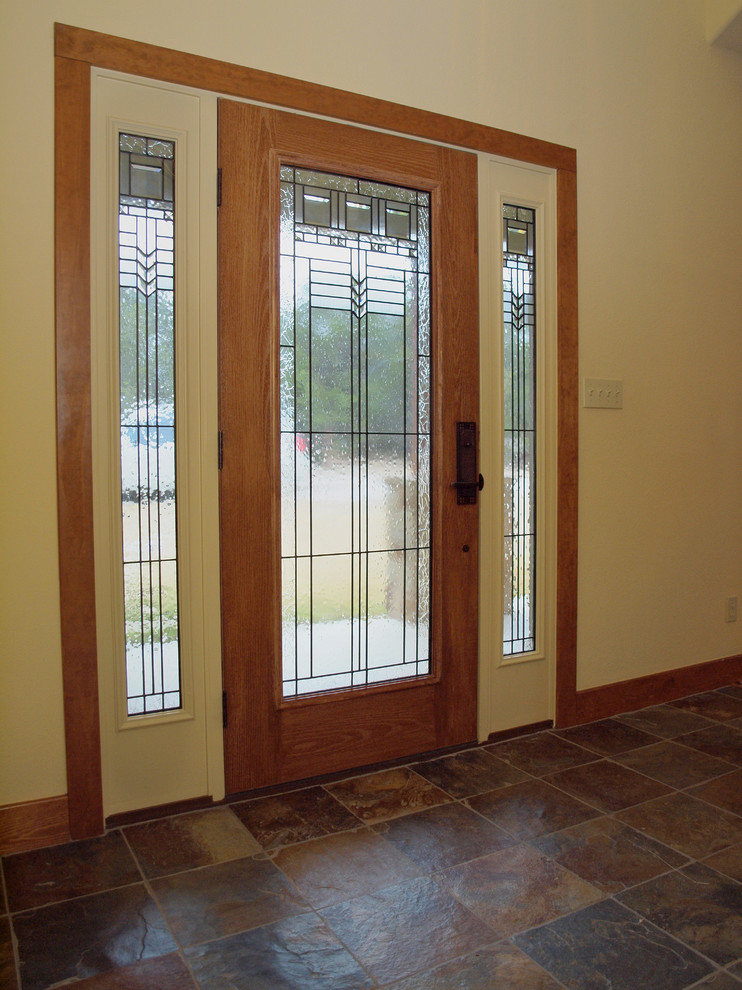 Пример оригинального дизайна: входная дверь среднего размера в стиле кантри с бежевыми стенами, полом из травертина, одностворчатой входной дверью и входной дверью из дерева среднего тона