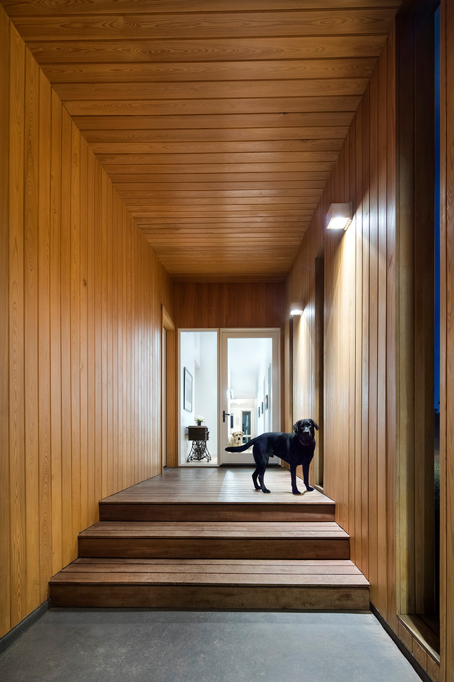 Mittelgroße Moderne Haustür mit braunem Holzboden, Einzeltür und Haustür aus Metall in Austin