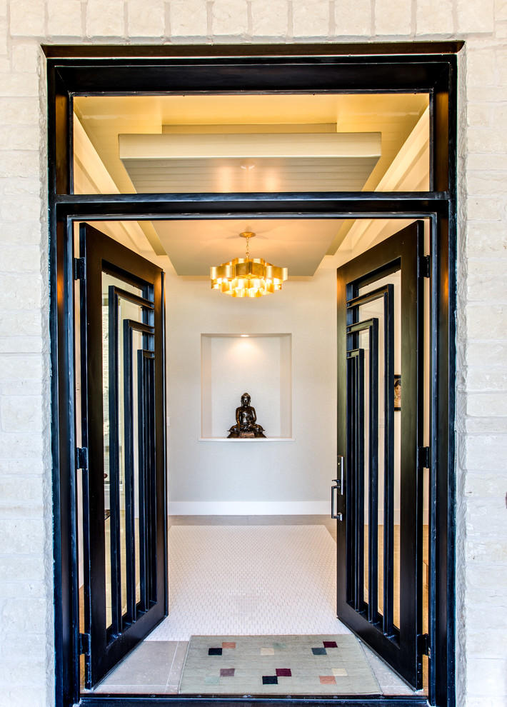 Стильный дизайн: огромная входная дверь в стиле неоклассика (современная классика) с двустворчатой входной дверью, металлической входной дверью, белыми стенами, полом из керамогранита и белым полом - последний тренд